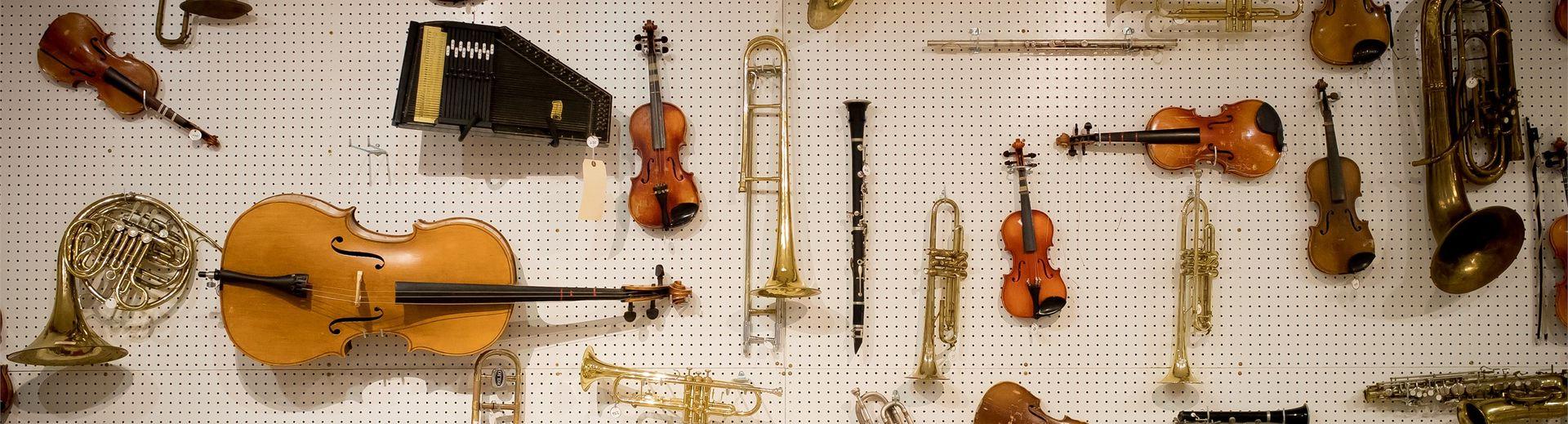 许多不同的乐器挂在钉板墙上.